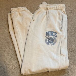 Men’s Nike Sweatpants 
Size medium